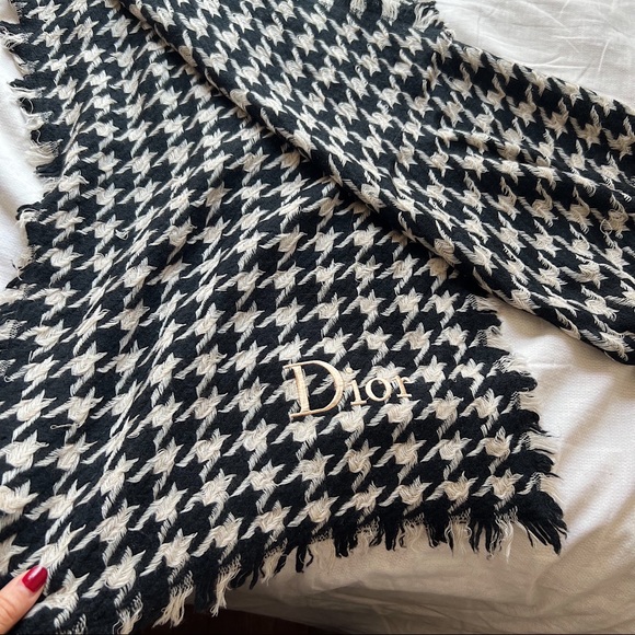 (SOLD)Christian Dior Houndstooth Tweed Wool Light Scarf - Picture 4 of 11